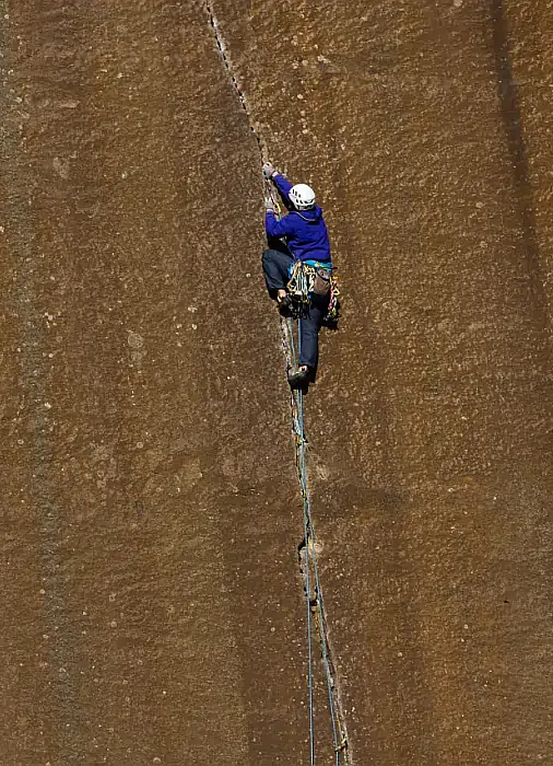 Wspinaczka na własnej asekuracji w rysie